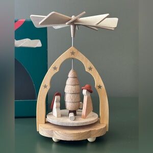 Richard Glaesser Mini Pyramid - Nativity - Natural Finish 4.25"H x 3.25 Germany